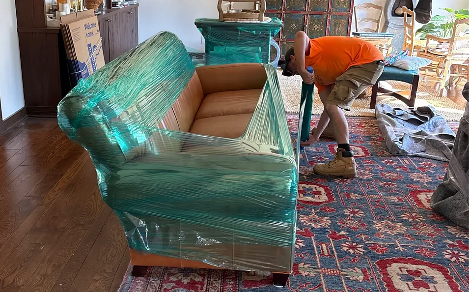 Moovin & Groovin mover wrapping furniture with care